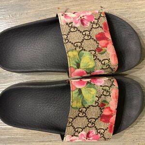 Gucci Black and Pink Floral Sandals